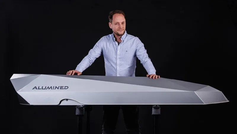 Autor nad dielom Alumined
